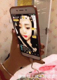 拍照|妹子，你心可真大啊，在大街上呢，那样的拍照姿势就不觉得尴尬吗