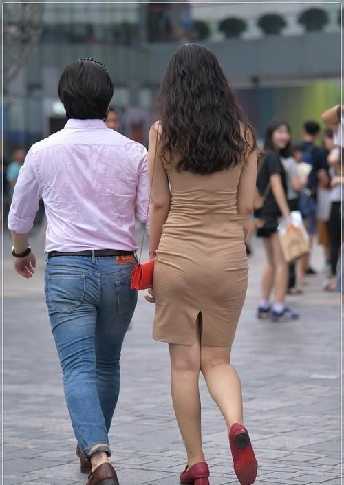 红色|肉色修身连衣裙搭配红色浅口鞋,经典百搭,尽显优雅大气