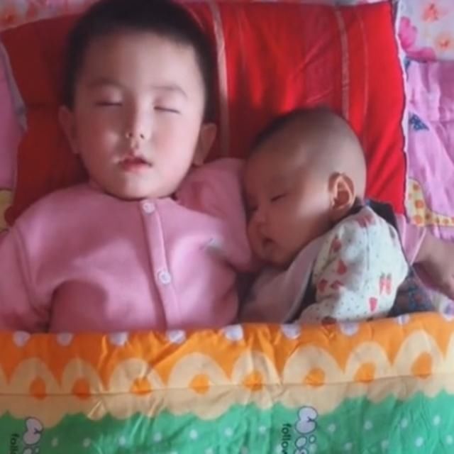 大宝|哥哥哄弟弟睡着了，妈妈掀开被子看到这一画面，心都暖化了