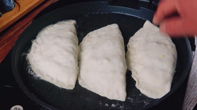 韭菜盒子怎么做好吃,按照这个配方,不破皮不出水,咬一口太香了