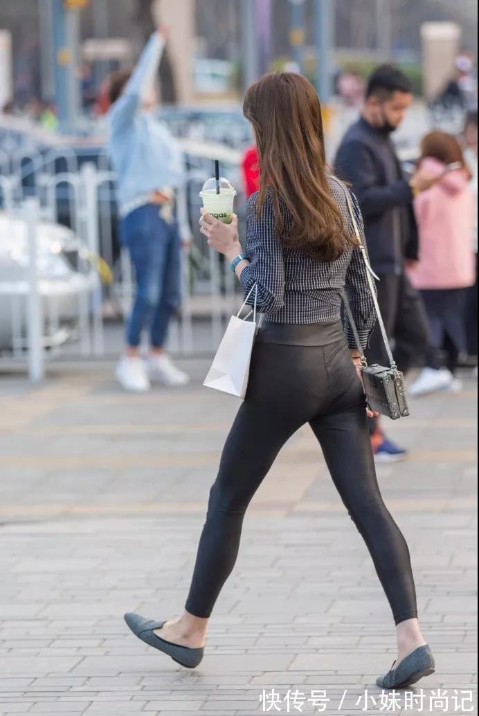 浑身上 街拍: 格子衬衫搭紧身黑皮裤的性感少女, 浑身上下显的很精致!