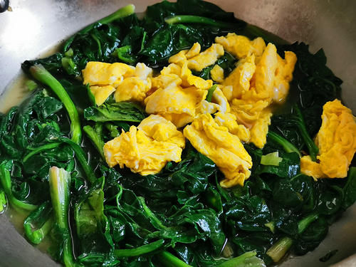 菠菜原来还可以这样吃？加上这2样，汤汁鲜美越吃越爱