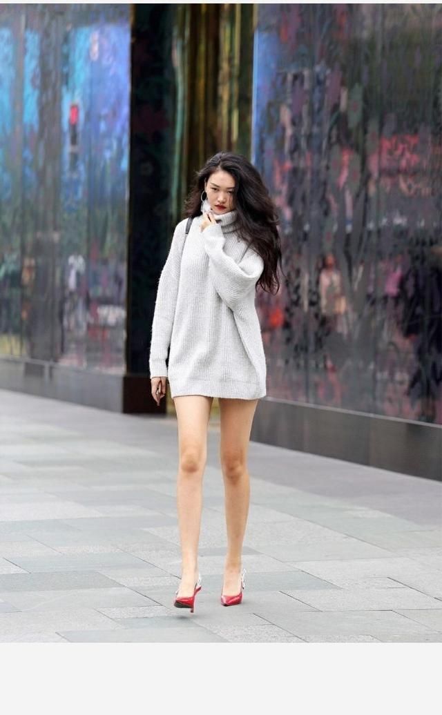 街拍姑娘穿衣服秀美腿，搭配红色高跟鞋很显眼