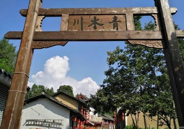 中国一座低调的古镇，一条街横跨三省，却因一棵千年古树出名