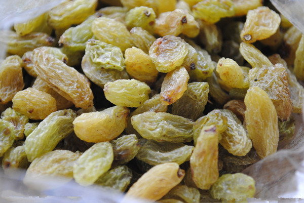 葡萄干上有促干剂,吃了会“烧坏肠胃”2个“食用禁忌”,牢记