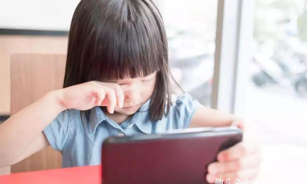 张女子|孩子近视,爸爸不许配眼镜,配一次摔一次,眼科医生:真是太无知