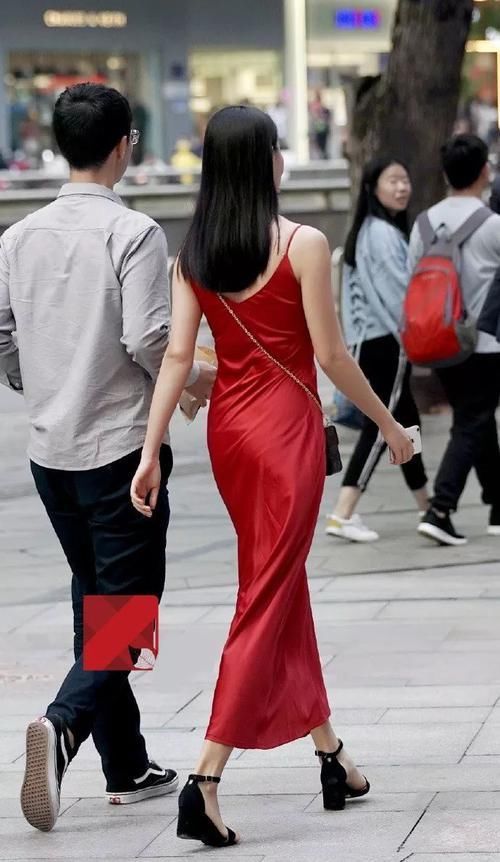 路人街拍一袭红色吊带裙的小姐姐,这身材给力啊