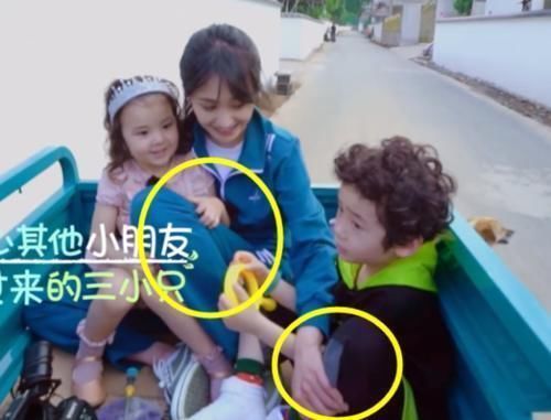 下意识|郑爽第一次抱农村小孩,上车后谁注意她下意识举动装都懒得装了