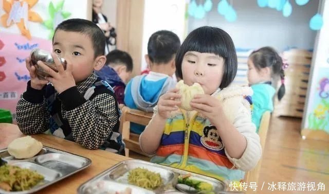 家长群|幼儿园老师炫耀伙食好,拍照发家长群,家长看出端倪引发全园惊慌