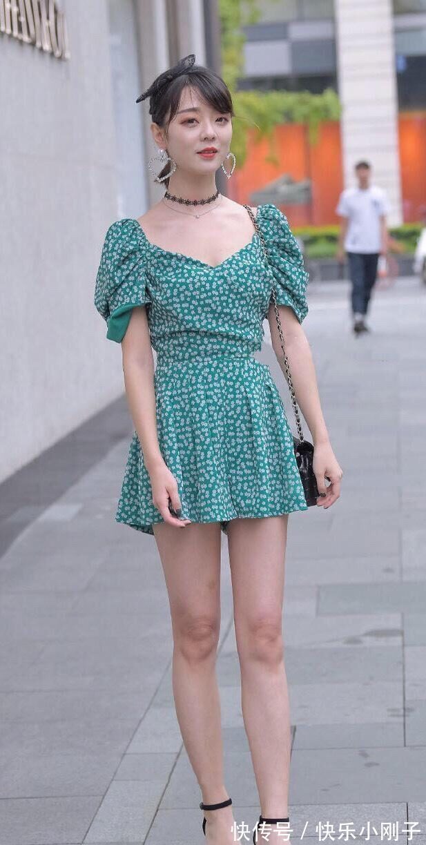 妹子们 连衣裙彰显又美又飒气质,凸显身材美感,尽显时尚气质