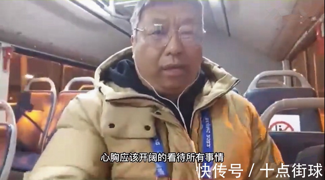 选手|加拿大选手擦拭领奖台并非是抗议,名记劝大家应该心胸开阔去看待