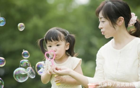 女儿|洗澡时5岁女儿问妈妈为什么你有小翅膀,妈妈是这样回答的