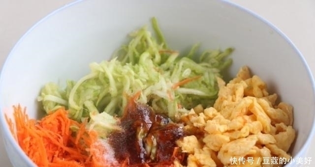 上桌|别蒸包子,教你懒人吃法,卷一卷8分钟出锅,早餐上桌准吃光