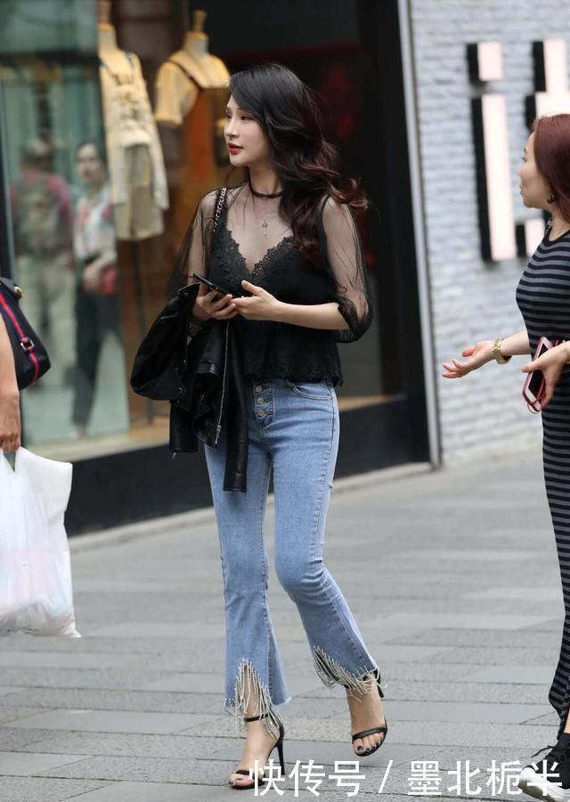 穿“微喇裤”的女生,选择搭配时髦上衣,秀出了优雅休闲的造型