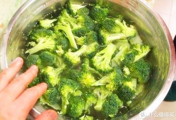 口感|西兰花焯水直接炒都不对！这样做太香了