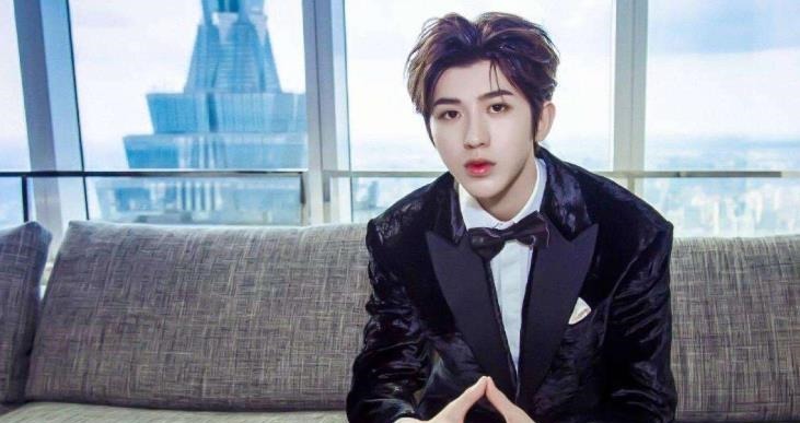 蔡徐坤录制跑男时,全程只拉着一个女生,看清是谁后粉丝彻底酸了