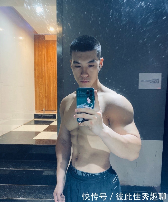 健身|爱健身的90后，胸肌发达麒麟臂健壮，在健身房常丢衣服！