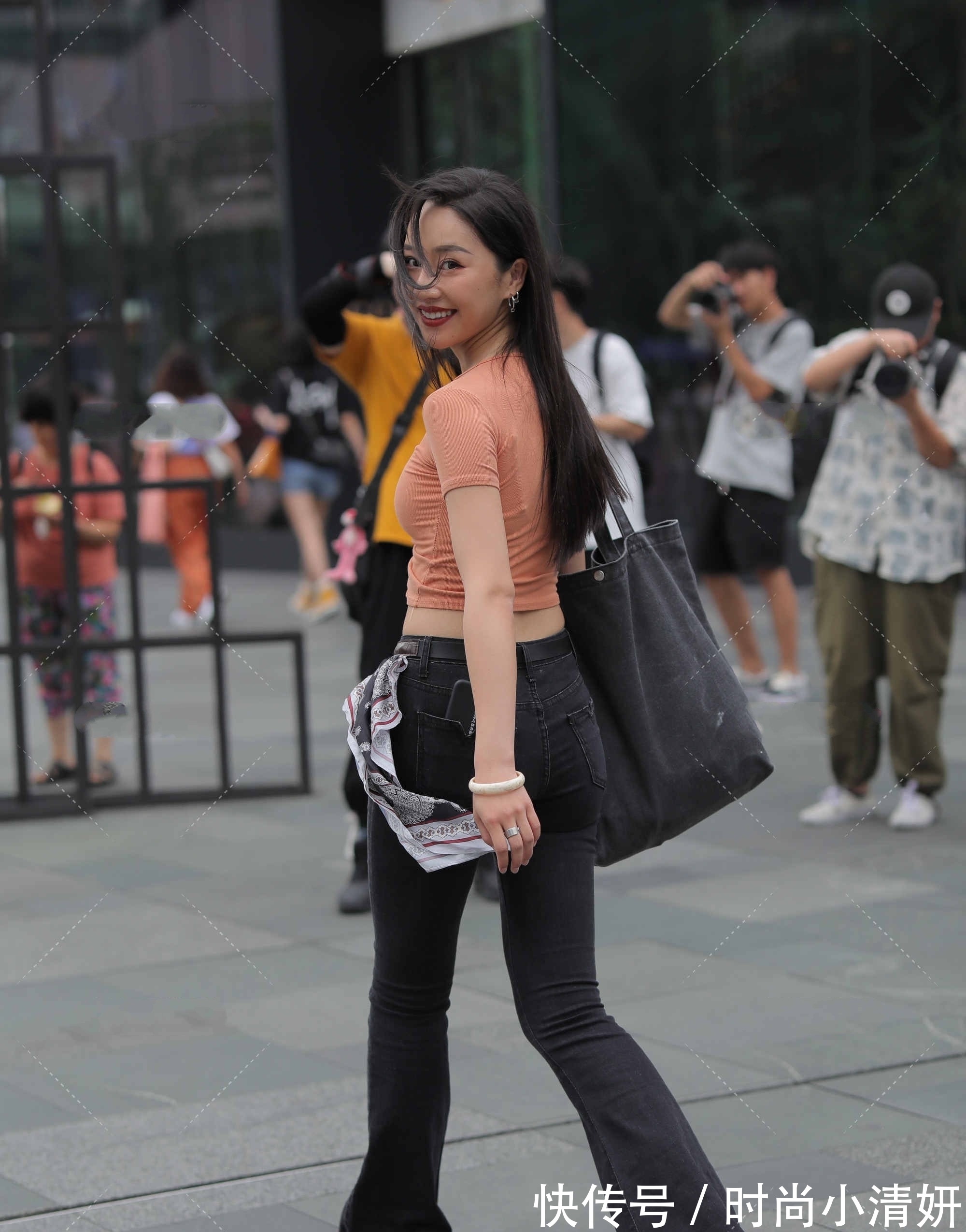 好好学习 橙色绑带短袖上衣,搭配黑色牛仔裤,穿出属于自己的美