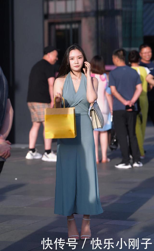 无袖碧绿色长裙,优雅的气质十足,拥有别具一格的魅力