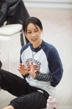 那英《浪姐2》C位成团，不惧界限乘风前行