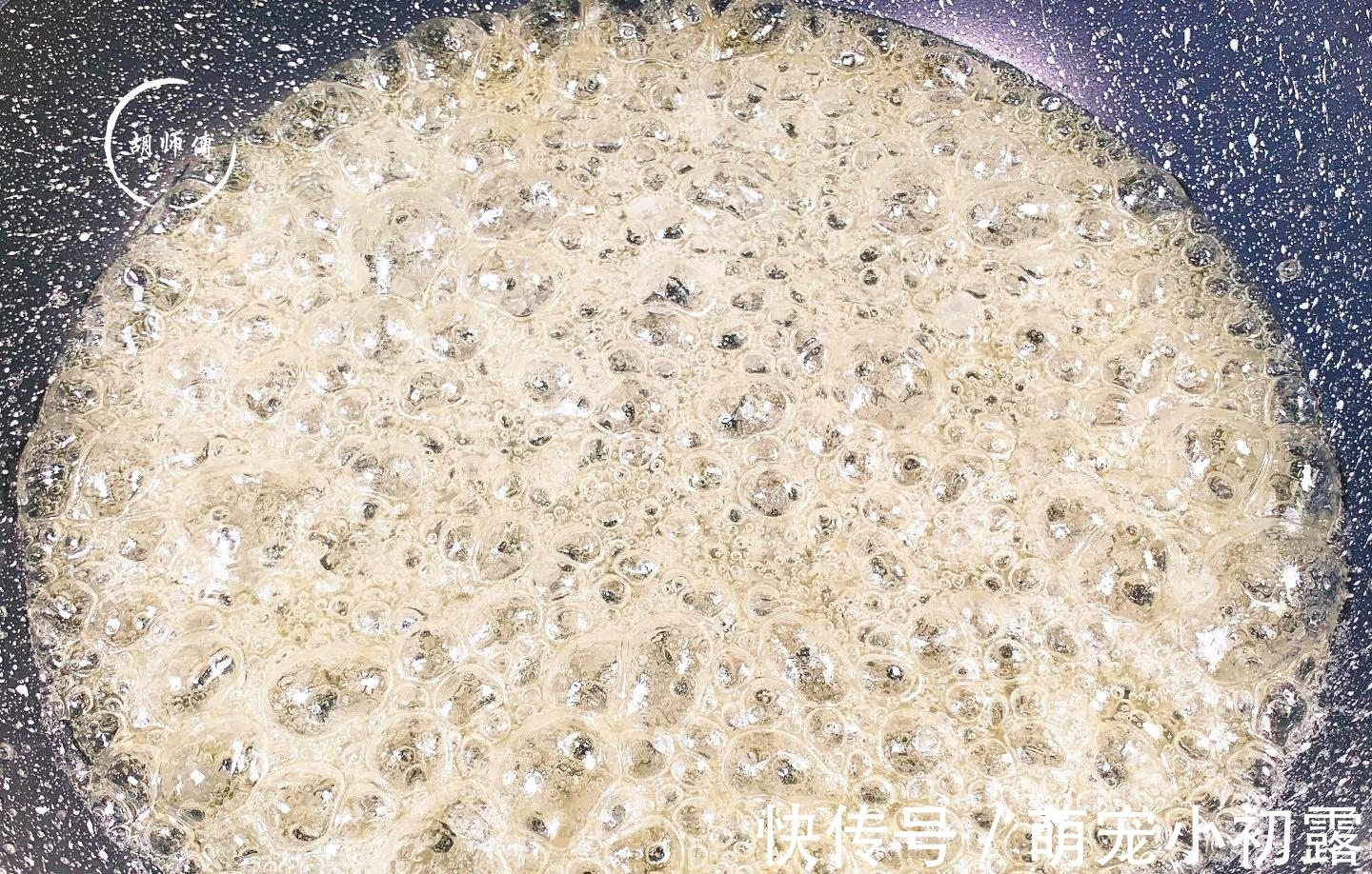 炒糖色时，冰糖直接炒是大忌！大厨：牢记3点，糖色不发苦更红亮