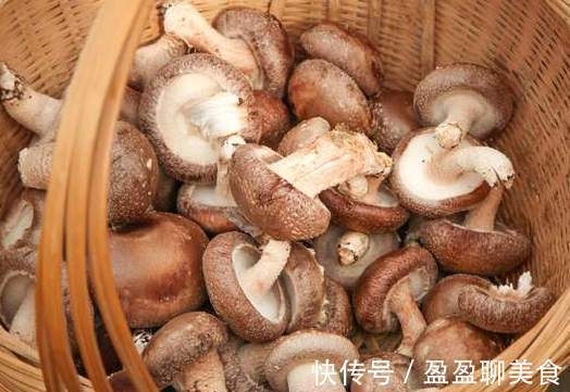 伞盖|买香菇时，尽量避开3种，菜农教您挑选技巧，香菇新鲜又好吃