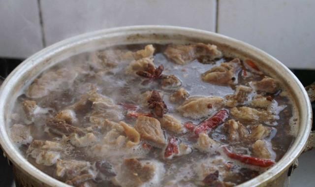 炖牛肉放茶叶，放红茶还是绿茶？很多人不注意，难怪还是炖不烂