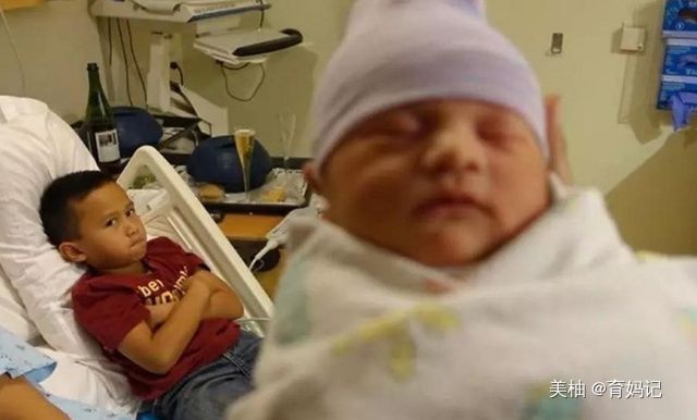 老大|二胎出生后，大宝总说墙角还有个弟弟，医生检查后宝妈自责不已