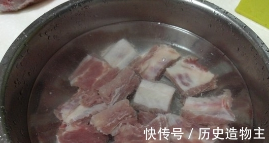 大厨|为何排骨焯水后又腥又柴?大厨:用错水,就别怪排骨难吃不入味!
