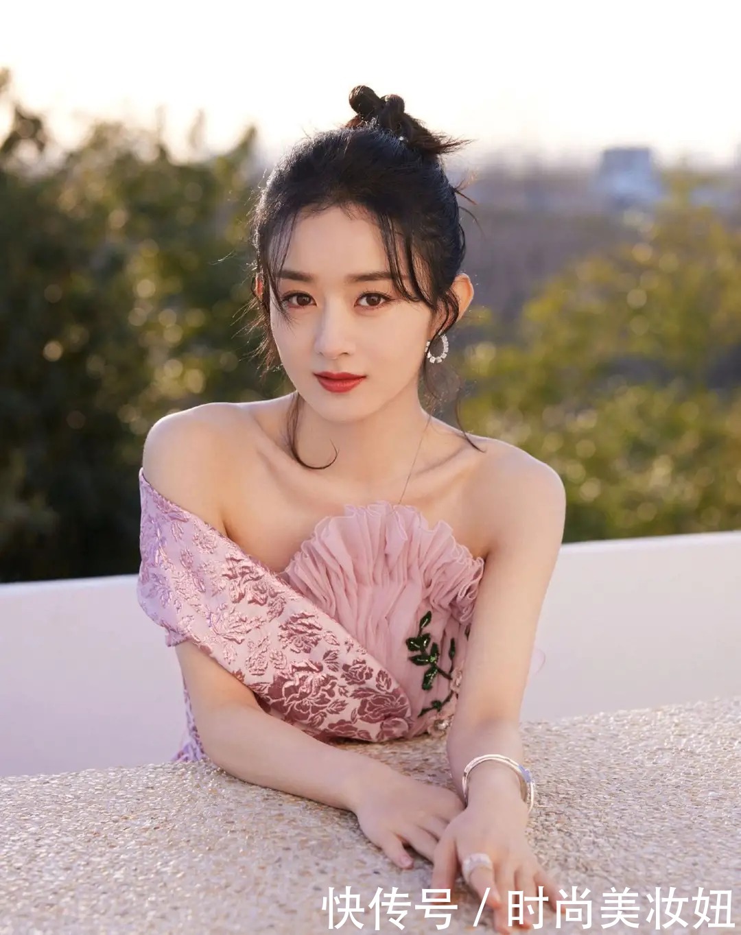 穿搭|何超琼到底是大户人家，穿淡紫色连衣裙高贵优雅，这气质绝了