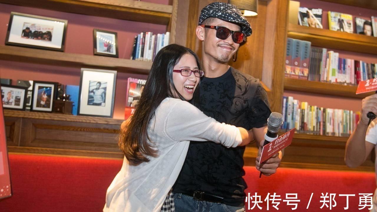 小羽|林丹做饭洗碗化身居家男人,妻子开心搂抱!家住千万豪宅内景曝光