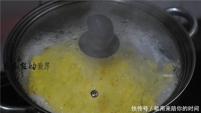 家里有玉米面的试试这样做,细腻蓬松,口感香甜,比肉包子香!