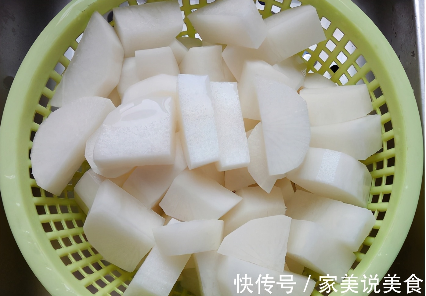 萝卜和五花肉一起炖，软烂可口鲜香入味，肉香四溢