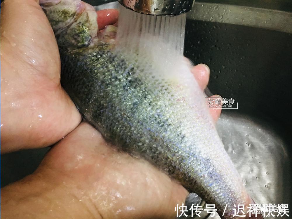 清蒸鲈鱼时,放盐和料酒就错了,教你正确做法,鱼肉鲜嫩没有腥味