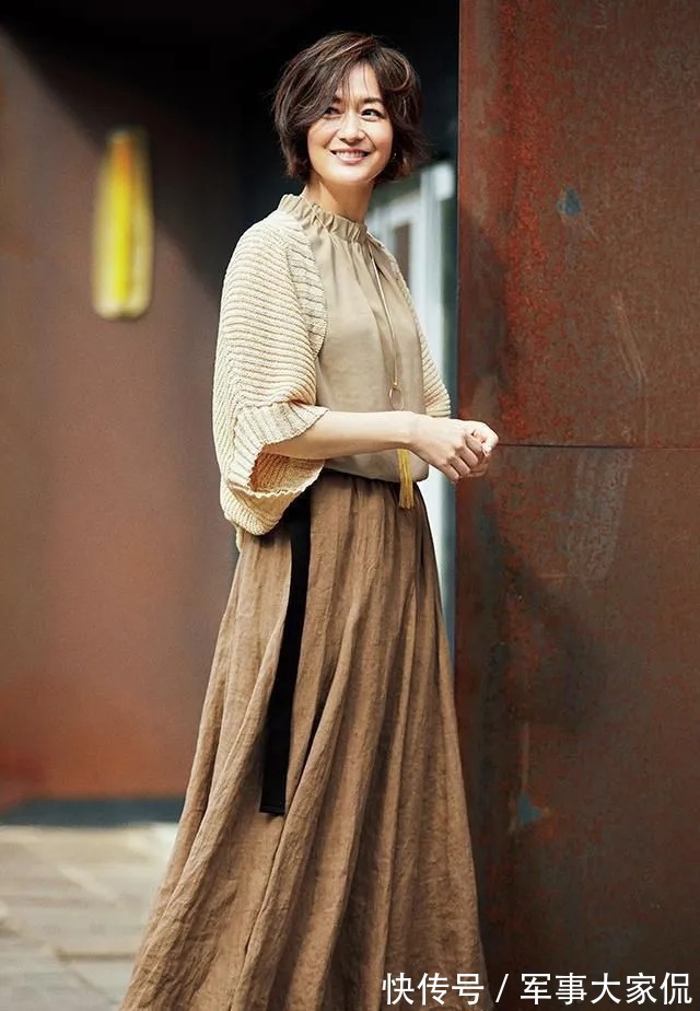 穿搭 减龄不等于“玩年轻”!中年女性如何穿搭不显老?日常穿搭示范