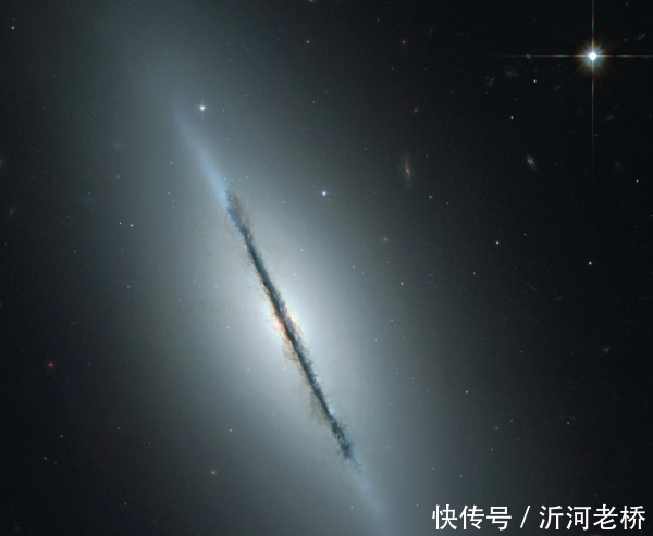 精选一组宇宙大图；地球最美极光图、宇宙有中心吗？