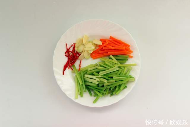  这个蔬菜老年人要多吃，有20多种营养元素，口感清脆还能降血压