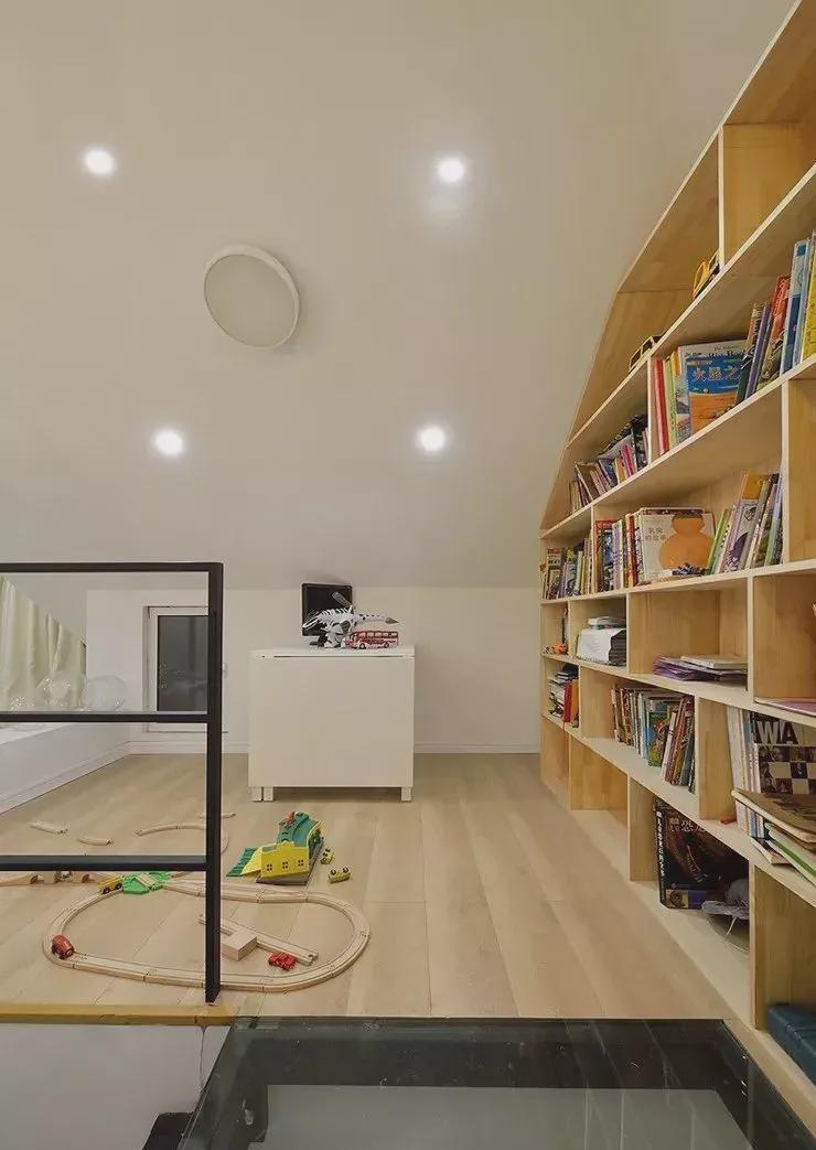 次卧|夫妻买下48㎡带阁楼二手房,装出3室1厅+书房,5口之家太幸福了