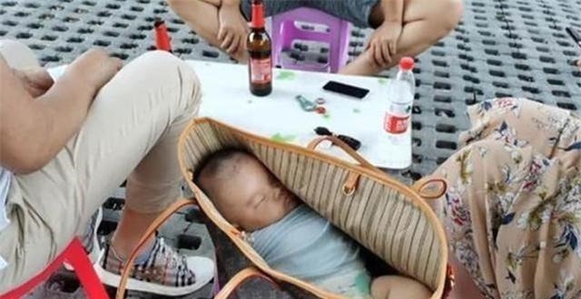 宝妈|“最可怜宝宝”火了,父母吃烧烤嫌孩子碍事,把娃装进包放凳上
