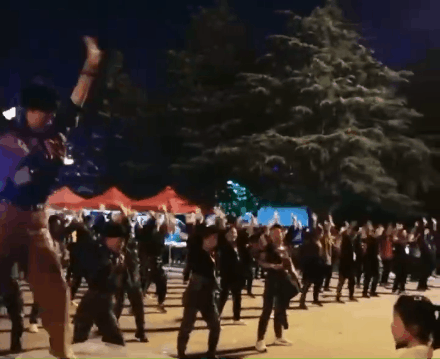 大爷|网恋不仅会被骗，还会被大爷唱进黄梅戏里……一开口就老戏骨了！