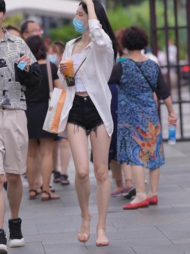 夏日外出不想晒黑？穿着黑色短裤的防晒衬衫，清凉而慵懒