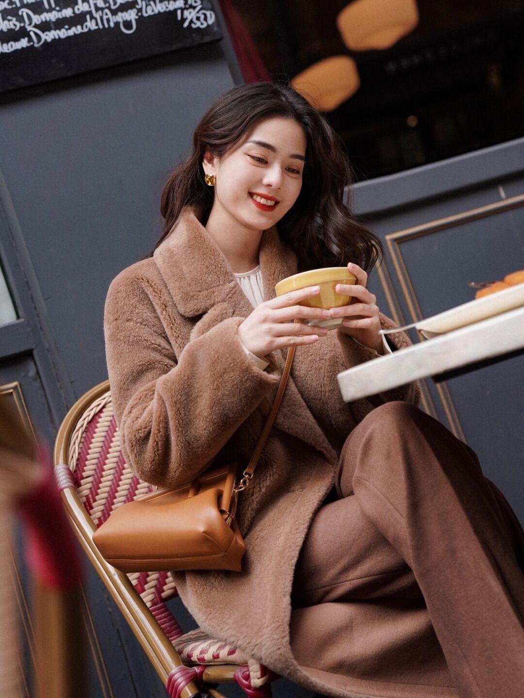 穿搭|冬季保暖穿搭还得看“泰迪绒外套”,时髦精致又有个性,美得高级