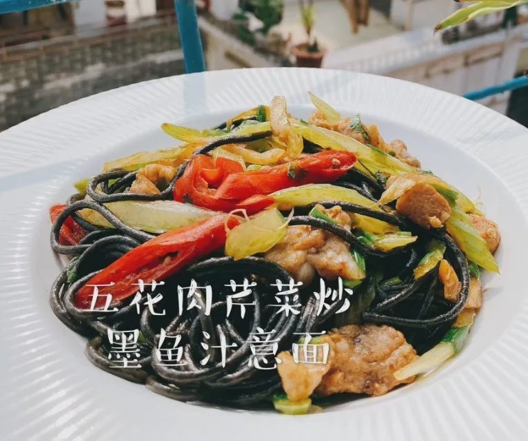 10分钟搞定!这面随手一炒太绝了,香到邻居来敲门