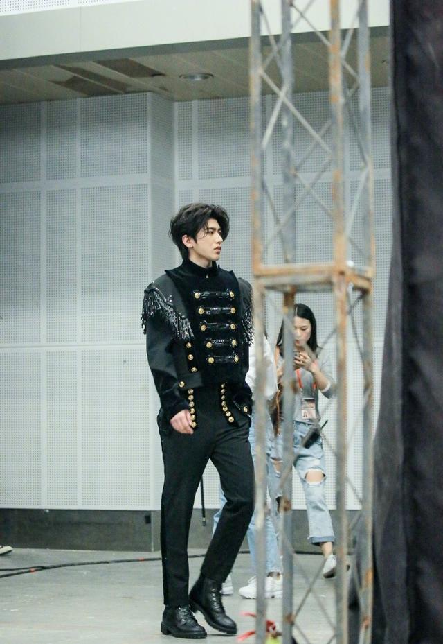 谢娜终于想起还有个徒弟叫蔡徐坤了准备在新节目里力捧蔡徐坤