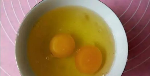 用1个青椒2个鸡蛋,做了一碗酱,全桌的人抢着吃