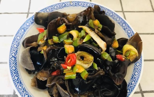 解馋|宅在家的周末午餐,三口人4个菜,有肉有鱼有凉菜,好吃还解馋