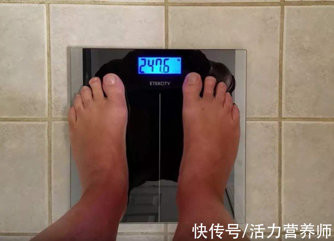 膝关节|每天晚上坚持做深蹲的人，身体会悄悄出现4个好处，但要做标准了