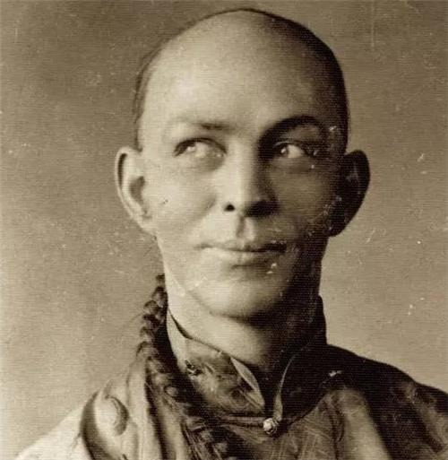 魔术$现实版“火云邪神”,给人展示徒手接子弹,最后表演却出现失误