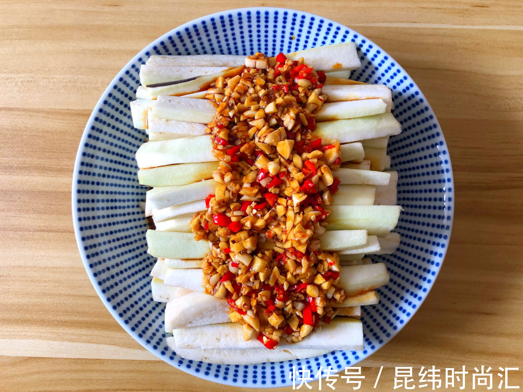 勿忘我|我家最近爱上茄子这做法,蒸一蒸就上桌,鲜美又下饭,快试试