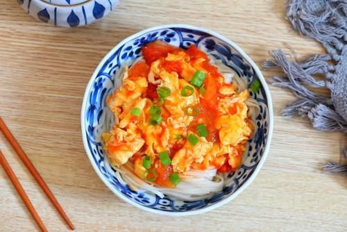 西红柿|酷暑难耐没食欲，我家经常吃这面条，酸爽开胃，蛋香十足汤汁浓郁